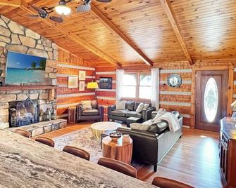 Tall Maple Lodge with Views - North Wilkesboro - Living room