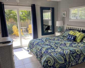 Gorgeous Cocoa Beach Home W/Heated Private pool- short walk to beach! - Cape Canaveral - Slaapkamer