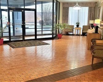 Madison Inn & Suites - Madison - Lobby