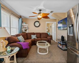 Waterfront!! Charming & Quaint Cottage - Weeki Wachee - Sala de estar