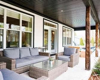 Stunning Modern Family Comfort Cottage Steps Away from Beach - Southampton - Patio