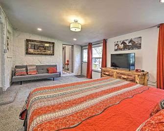 Retro Updated Blanco Abode - Steps to Main Street! - Blanco - Bedroom