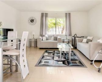 Inexpensive Quiet Place near Casino and Beach - C1 - Fort Lauderdale - Living room