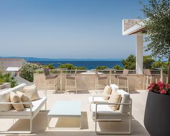 بلو صن هوليداي فيليدج أفروديتا - توسبي - شرفة