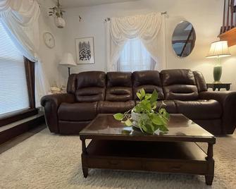 Renovated small town charm right next to SUNY Fredonia - Fredonia - Sala de estar