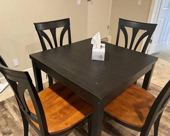 Morgan Hill Gem: Spacious 2-BR with stunning view, family and pet friendly. - Morgan Hill - Dining room