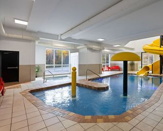 Super 8 by Wyndham Sainte Agathe Des Monts - Sainte-Agathe-des-Monts - Zwembad