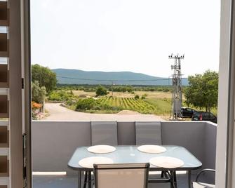 Pave & Ema apartman - Goris - Balcón