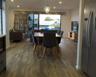 Ulverstone Waterfront Apartments - Ulverstone - Essbereich