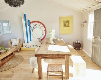 Enjoy a Hassle-Free and Comfortable Stay! 2 Relaxing Units, Free Parking, Pool - Montauk - Spisestue