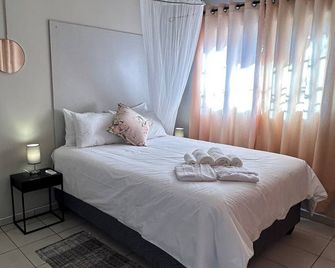 Hungwe House - Victoria Falls - Bedroom