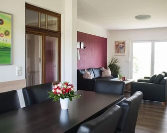 Ferienhof - Weites - Land, large apartment with terrace, garden and children's playground - Stadtkyll - Comedor