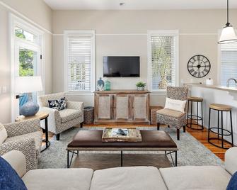 Magnolia Cottage - Saint Simons - Living room