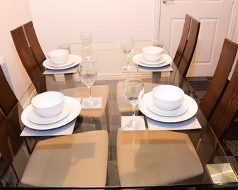 Modern 3 Bed House - Wolverhampton - Dining room
