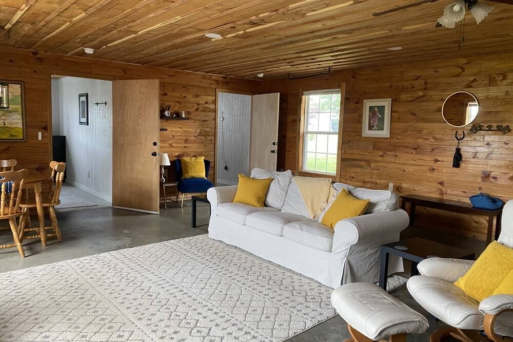 Trailboss Cabin near Mammoth Cave at Noble Pine Campground - Mammoth Cave - Living room