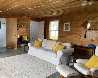 Trailboss Cabin near Mammoth Cave at Noble Pine Campground - Mammoth Cave - Living room