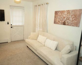 Cozy 2 Bed 1 Bath Near Downtown & Beaches - Westerly - Wohnzimmer