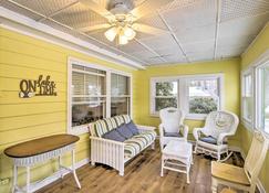 Green Lake Vacation Home with Screened Porch! - Green Lake - Living room