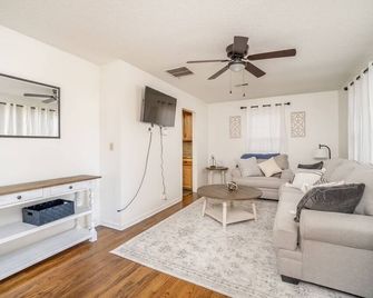 2 Bed 1 Bath Home w 2 Car Garage & Fenced Yard - Wichita - Living room