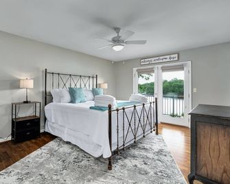 Expansive Retreat with Heated Pool & Gorgeous Views - Cullman - Habitación
