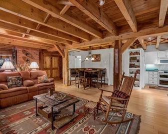 One Of A Kind Gem- 2 Rental Units On 1.2 Lakefront Acres Ideal For 2 Families - Hayden - Living room