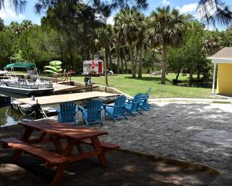 Neptune's Grotto Old Florida Adventure Retreat - Spring Hill - Binnenhof