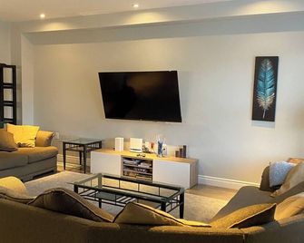 Cozy 3 bedroom home perfect for small gatherings - Barrie