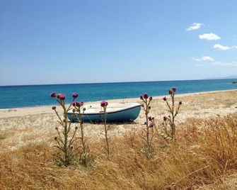 2 Bedroom, sleeps 4-6, Direct access to beach, Private Parking for one car. - Caulonia - Strand