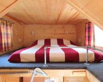 Sleeps up to 2, electric, water, kitchenette, full bathroom, air conditioned/heated. - Lansing - Slaapkamer