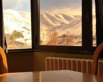Mzaarviews Chalets - Kfardebian - Dining room