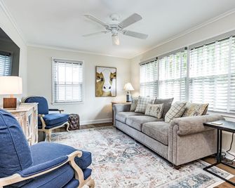 Comfortable and Quiet Condo near the Village and NC State - راليغ - غرفة معيشة