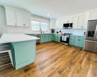 Lakeview Retreat in Ticonderoga, NY - Ticonderoga - Kitchen
