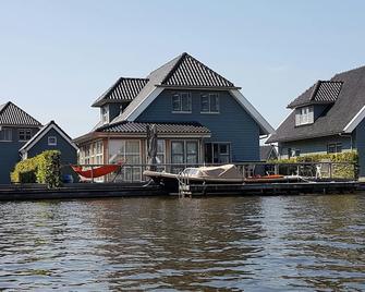 10 persons luxury villa with a private dock at the Sneekermeer. - Offingawier - Edificio