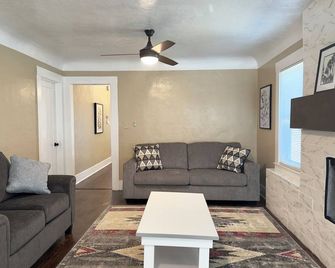 Cozy House with King Bed and Modern Bathrooms - Hanford - Living room