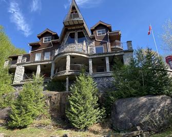 Breathtaking views from rustic cottage atop the Edge of Kennisis Lakes! - Eagle Lake - Edificio