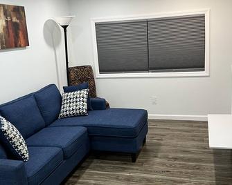Home away your home where you deserve to have a good rest - Brentwood - Living room