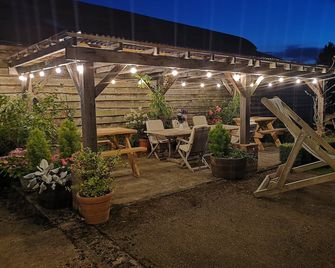 Abbey Green Farm - Whitchurch - Patio