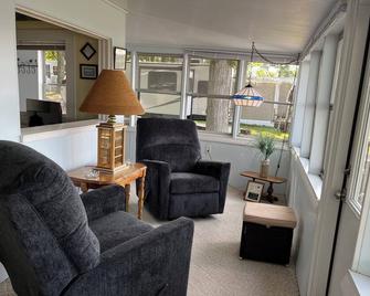 Fully furnished cabin overlooking scenic Wabasis Lake - Greenville - Living room