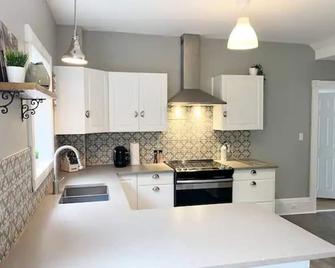 House On The Hill - Midland - Kitchen