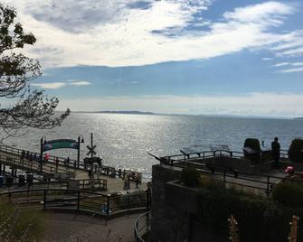 Beautifully furnished & equipped ocean view home in White Rock - White Rock - Outdoors view