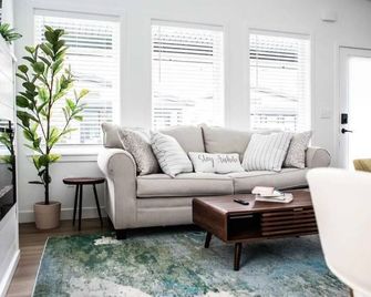 Relaxing Retreat! 6 Miles from the beach and close to Portland! - Scarborough - Living room