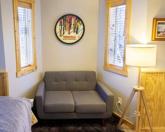 Cozy and Affordable- minutes to Monarch - Monarch - Sala de estar