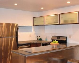 Urban Farm Fun with Goats 10 Minutes To Downtown! - Chicago - Cocina