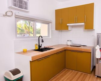 E & C Tourist Inn - Dumaguete City - Kitchen