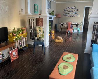 June & July New Orleans! Porch & Yard, Walkable Area, Near Attractions - Nueva Orleans - Sala de estar