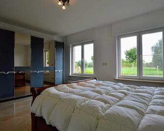 Spacious Villa in Zingem With Garden - Alle - Habitación
