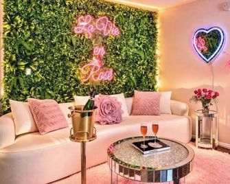 Luxury Pool View Spa Suite-Massage Chair-Steam Sauna-Welcome Champagne ! - Westlake Village