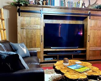 New Rustic Themed Listing - East Glacier Park - Salon