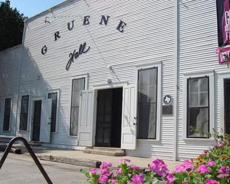 Quiet country life 10 minutes to New Braunfels or San Marcos - Kingsbury - Building