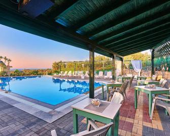 Everest Apartments and Suites - Stalida - Pool